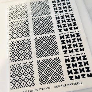 Puede incluir: Una hoja blanca con patrones de azulejos geom&eacute;tricos negros. La hoja tiene el texto "SO CAL CUTTER CO GEO TILE PATTERNS" impreso en la parte inferior.