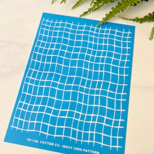 Może przedstawiać: Niebieski szablon z białym falistym wzorem siatki. Szablon zawiera tekst "SO CAL CUTTER CO: WAVY GRID PATTERN" na dole.