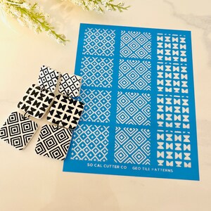 Puede incluir: Una hoja de plantilla azul con nueve patrones de azulejos geom&eacute;tricos diferentes. La hoja de plantilla tiene el texto "SO CAL CUTTER CO GEO TILE PATTERNS" impreso en la parte inferior.