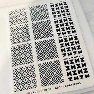 Puede incluir: Una hoja de patrones de azulejos geom&eacute;tricos en blanco y negro. Los patrones est&aacute;n dispuestos en cuatro columnas. La hoja est&aacute; etiquetada como "SO CAL CUTTER CO GEO TILE PATTERNS".