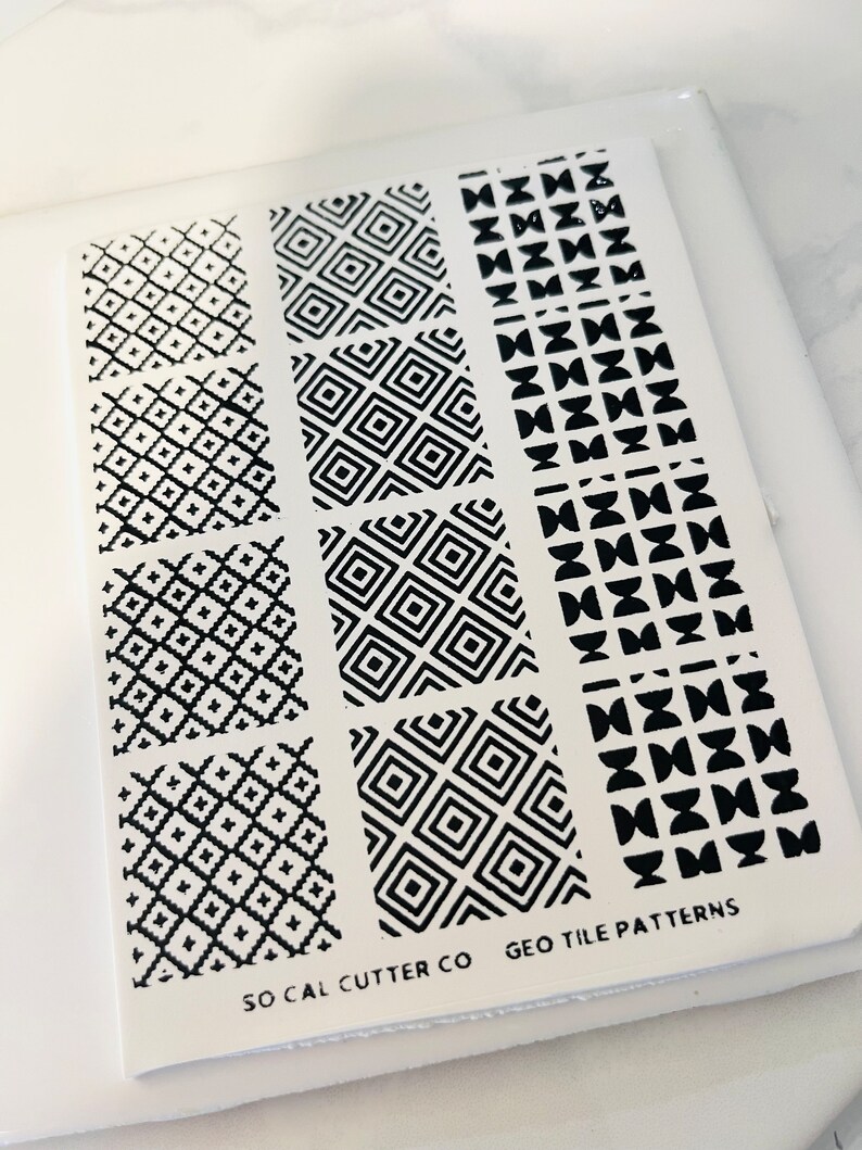 Puede incluir: Una hoja de patrones de azulejos geom&eacute;tricos en blanco y negro. Los patrones est&aacute;n dispuestos en cuatro columnas. La hoja est&aacute; etiquetada como "SO CAL CUTTER CO GEO TILE PATTERNS".