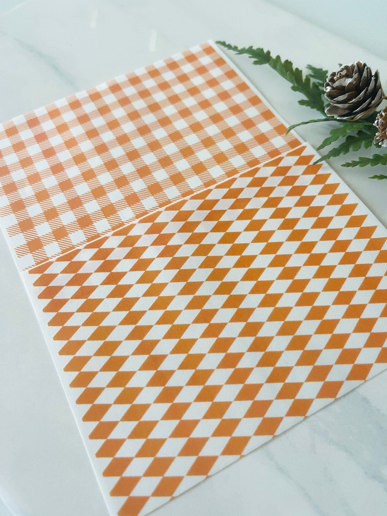 Op de afbeelding: Twee vellen decoratief papier met een bruin en wit geruit patroon. Een vel heeft een gingham-patroon en het andere een ruitpatroon.