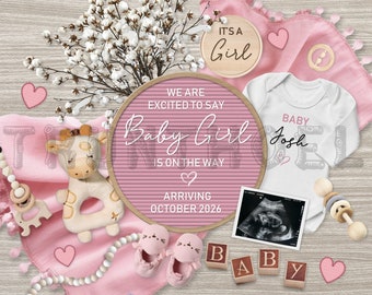 Könnte beinhalten: Rosa-weiße Babyparty-Ankündigung mit einem Schild, auf dem steht "Wir freuen uns, euch mitzuteilen, dass Baby Girl unterwegs ist, Ankunft im Oktober 2026". Es gibt eine rosa Decke, eine Stoffgiraffe, einen Baby-Strampler, ein Ultraschallbild und Holzklötze, die "BABY" buchstabieren.
