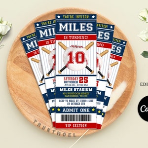 Peut inclure: Une invitation &agrave; une f&ecirc;te d'anniversaire sur le th&egrave;me du baseball avec un design de billet. L'invitation est rouge, blanche et bleue avec un ballon de baseball et des battes. Le texte indique "Vous &ecirc;tes invit&eacute;s ! Miles a 10 ans. Samedi 25 octobre de 16h00 &agrave; 19h00. Stade Miles 452 Wustoon Street San Diego, TX 278. RSVP &agrave; Mack au 378965415280 avant le 5 octobre. Entr&eacute;e. Section VIP."