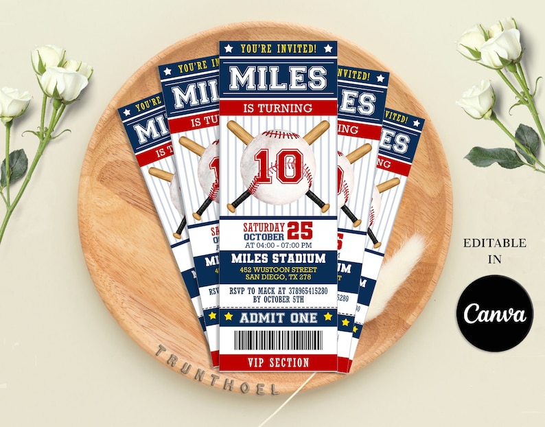 Peut inclure: Une invitation &agrave; une f&ecirc;te d'anniversaire sur le th&egrave;me du baseball avec un design de billet. L'invitation est rouge, blanche et bleue avec un ballon de baseball et des battes. Le texte indique "Vous &ecirc;tes invit&eacute;s ! Miles a 10 ans. Samedi 25 octobre de 16h00 &agrave; 19h00. Stade Miles 452 Wustoon Street San Diego, TX 278. RSVP &agrave; Mack au 378965415280 avant le 5 octobre. Entr&eacute;e. Section VIP."