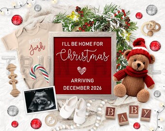 Puede incluir: Un anuncio de nacimiento con temática navideña con un tablero de letras rojo y blanco que dice "Estaré en casa para Navidad, Llegando en diciembre de 2026". El anuncio está rodeado de artículos para bebés, como un body, un osito de peluche y un par de botines.