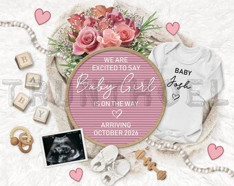 Könnte beinhalten: Ein rosa-weißes Buchstabenbrett mit dem Text "We are excited to say Baby Girl is on the way" mit einem rosa Herz. Das Buchstabenbrett ist umgeben von einer weißen Decke, einem weißen Strampler mit dem Text "Baby Josh" und einem rosa Herz, einer Holzrassel, einem Holz-Beißring, einem Paar weißer Babyschuhe, einer Perlenkette und einem rosa Ultraschallbild.