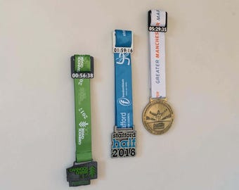 Personalised Medal Hanger | Minimalist Single Display with Finish Time (Tool-Free)