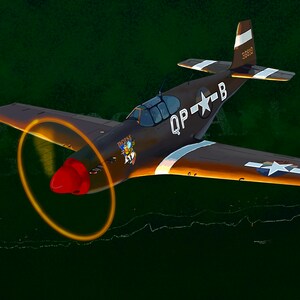 Puede incluir: Un avión P-51 Mustang marrón y dorado con una hélice roja y una estrella blanca en la cola. El avión está volando en el aire con un círculo amarillo alrededor de la hélice. El avión tiene las palabras "QP-B" y "BOISE" en el lateral.