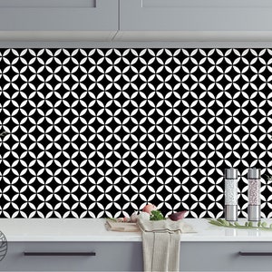 Può includere: Piastrella per schienale da cucina con motivo geometrico bianco e nero. La piastrella presenta un motivo ripetitivo di cerchi sovrapposti.