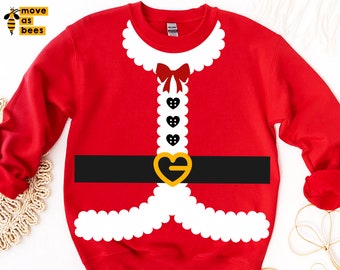 Op de afbeelding: Een rode sweatshirt met een kerstman kostuumontwerp. Het ontwerp omvat een witte kraag, een rode strik, zwarte hartvormige knopen en een zwarte riem met een gouden gesp. De tekst "move as bees" staat in de linkerbovenhoek.