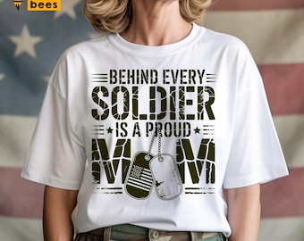 Detrás de cada soldado hay una mamá orgullosa (SVG, PNG), mamá del ejército (SVG), camiseta de mamá militar (SVG), placa de identificación, nombre personalizado, Cricut, silueta, sublimación