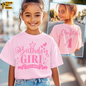 Puede incluir: Una camiseta rosa claro con las palabras "Birthday Girl" y "Est. 2022" en escritura rosa. La camiseta también presenta una corona y corazones. La parte posterior de la camiseta dice "Chapter 4".