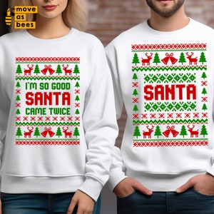 Könnte beinhalten: Weiße Weihnachtspullover mit roten und grünen festlichen Mustern. Auf einem Pullover steht "I'M SO GOOD SANTA CAME TWICE" und auf dem anderen "SANTA". Beide Pullover zeigen Rentiere, Glocken und Weihnachtsbäume.