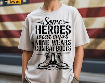 Algunos héroes usan capas. Botas de combate mías. SVG, PNG. Mamá orgullosa del ejército. SVG. Camiseta de mamá militar. SVG. Para Cricut, Silhouette y sublimación.