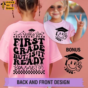 Peut inclure: T-shirt rose avec un texte noir qui dit "Je suis prêt pour la première année mais est-ce que c'est prêt pour moi ?" et un motif à carreaux noir et blanc. Le devant du t-shirt a un graphique noir d'un visage souriant portant un bonnet de graduation. Le texte "2025" est sous le graphique. Un graphique bonus d'un visage souriant portant un bonnet de graduation avec le texte "2026" est également inclus.