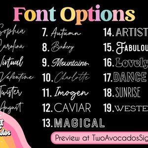 Peut inclure: Une image en noir et blanc avec une liste de 19 options de polices pour une enseigne. Le texte "Font Options" est en rose, jaune et bleu. Les noms des polices sont list&eacute;s avec les num&eacute;ros 1 &agrave; 19. Le texte "Preview at TwoAvocadosSigns.com" est en bas de l'image.