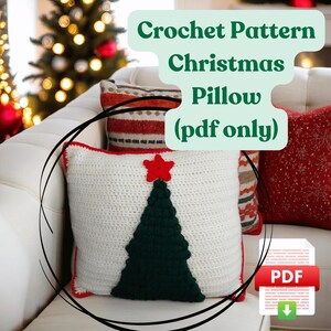 Op de afbeelding: Haakpatroon voor een kerst kussen met een groen boomontwerp. Het patroon is beschikbaar als PDF-download.  "Crochet Pattern Christmas Pillow (pdf only)" staat op de afbeelding.