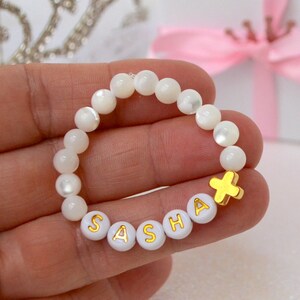 Personalisiertes Perlmutt Baby-Armband mit 18K Gold Kreuz Taufe, Taufe, Babyparty, Erstkommunion, Kleinkind & Kinder Schmuck