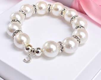 Braccialetto personalizzato con perle e iniziale in strass, ideale come regalo per damigella d'onore.