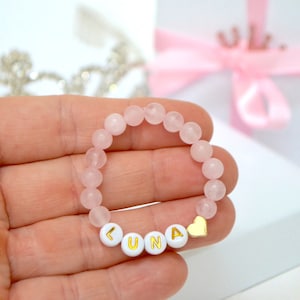 Pulseira personalizada de quartzo rosa para bebê com coração de ouro 18K, joias personalizadas para recém-nascidos, bebês e meninas, presente de chá de bebê, irmãzinha, irmã mais velha