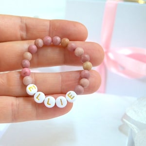 Pulseira de bebê em rodonita rosa, joia personalizada com nome, presente para chá de bebê