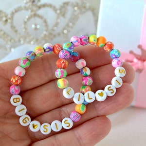 Große Schwester Little Sister Armband, Ostern Korb personalisierte Mädchen Armband, Baby Armband, Schwester Schmuck, Baby-Dusche-Geschenk, Little Sis