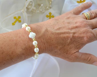 First Communion Personalized Bracelet for Girls – Pearl & Gold Bead Cross – Baptism, Christening, Dedication Gift – Custom Name Jewelry
