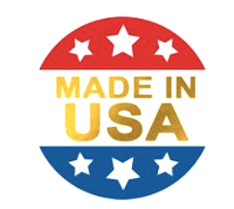 Pode incluir: Um adesivo circular vermelho, branco e azul com tr&ecirc;s estrelas brancas na parte superior e inferior e o texto "MADE IN USA" em letras douradas.