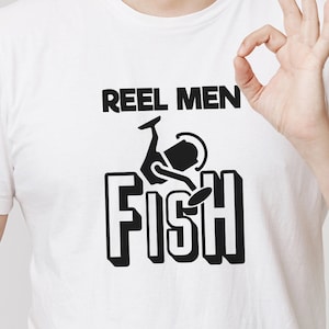 Reel men fish svg, Chemise de poisson, Pêche pour hommes, Chemise de pêche amusante, Tee graphique de pêche, Cadeaux de pêcheur, Cadeau pour pêcheur, Cadeau de pêche