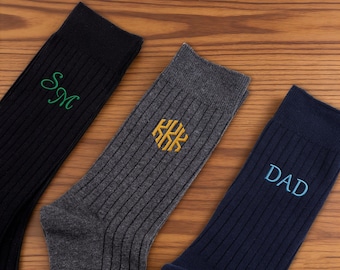 Kundenspezifische gestickte Monogramm-Socken ， personalisierte Bräutigam- und Trauzeugen-Hochzeitssocken ， gestickte Kleid-Socken ， Geschenke mit Namen