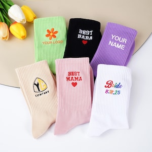 Op maat geborduurde sokken, gepersonaliseerde sokken naam/datum, sokken aangepaste tekst logo, cadeau voor moeder vader, sokken bruidsfeest, vakantiecadeaus. Casual sok