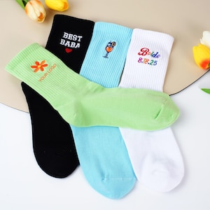 Geborduurde custom letter kleurrijke sokken, persoonlijke kleding, naamsokken voor geliefden, sokken voor naamgebeurtenis, cadeau voor moeder vader, kerstsokken.