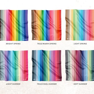 Può includere: Sono mostrate sei sciarpe colorate con strisce verticali. Ogni sciarpa ha una diversa tavolozza di colori, etichettata con testo come "Bright Spring" e "True/Warm Spring". Le sciarpe sono disposte in due file da tre.