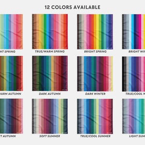Op de afbeelding: Een weergave van 12 kleurenpaletten, elk met verticale strepen in verschillende tinten. De tekst "12 COLORS AVAILABLE" staat bovenaan. Elk palet is gelabeld met een seizoen, zoals "LIGHT SPRING" en "BRIGHT WINTER".
