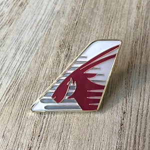Reversspeld Qatar Airways, speld luchtvaartmaatschappij, cadeau bemanning Qatar, Boeing, Airbus, pilootcadeau, luchtvaartcadeaus, cadeau luchtvaartmaatschappij, dasspeld, metalen badge