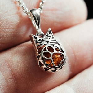 Sterlingzilveren kat hanger – Baltische barnsteen kat bedel – speelse pootdetail sieraden
