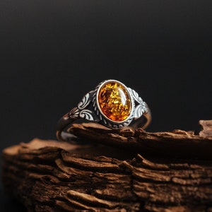 Mooie amberkleurige sterlingzilveren ring. Natuurlijke cognac Baltische amber met gouden vlokken. Uniek en uitzonderlijk jubileumcadeau. Verstelbaar