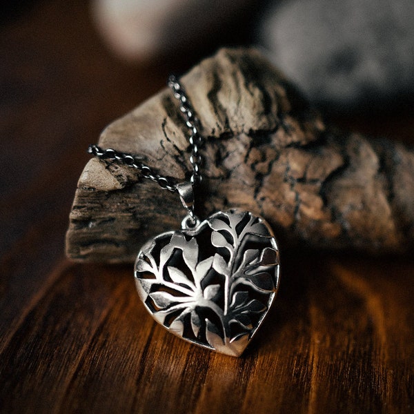 Pendentif cœur ajouré. Feuilles d’argent sterling cœur de paternelle. Collier de cœur rond en trois dimensions. Le cadeau romantique de la Saint-Valentin pour elle.