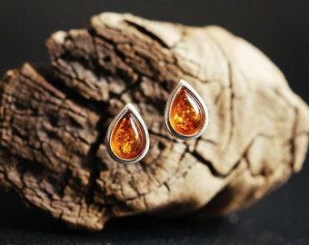 Zilveren oorbellen. Baltisch goud - natuurlijke Baltische Amber oorbellen. Minimalistische en delicate studs, druppelvorm, druppelvorm. Klein zilveren stud cadeau