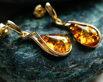 Orecchini pendenti in ambra baltica placcati in oro 18 carati: eleganti gioielli a forma di goccia