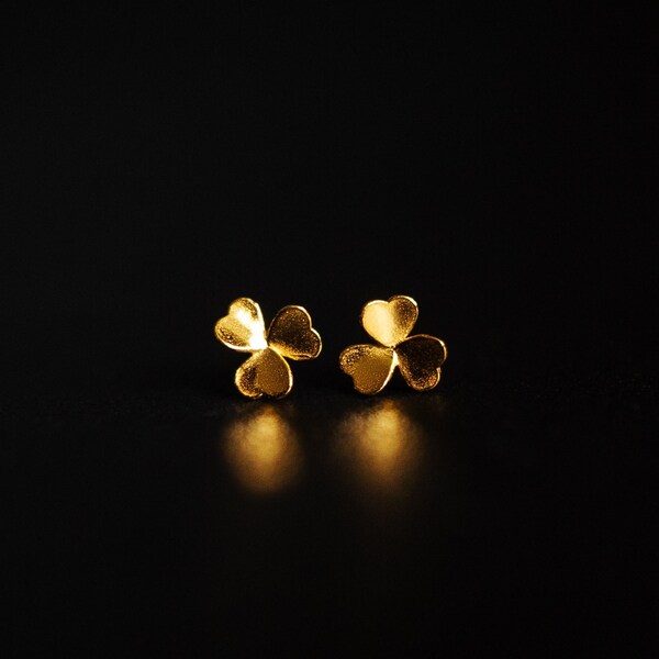 Dainty flower earrings. Gold petals stud. 24 carat gold. Gold plated silver tiny studs. Delicate floral style. Minimalist golden Clover.