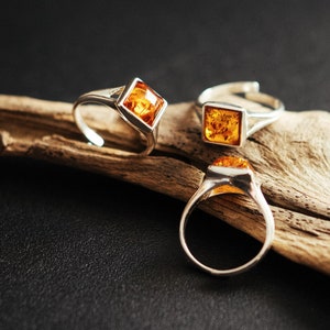 Justerbar ring i sterlingsilver: Fyrkantig konjaksbärnsten