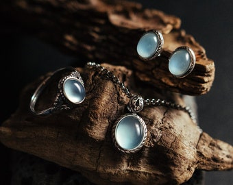 Conjunto de joyas de plata con piedras preciosas de ágata natural, anillo llamativo, pendientes, colgante. Ágata de agua. Piedra azul brillante del Pacífico. Regalo único.