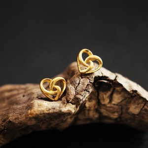 18k Gold Knoten Herz Ohrringe. Kleiner Liebesohrstecker. Sterlingsilber vergoldet. Herz Ohrstecker. Minimalistisch & zierlich. Romantische Geschenkideen.