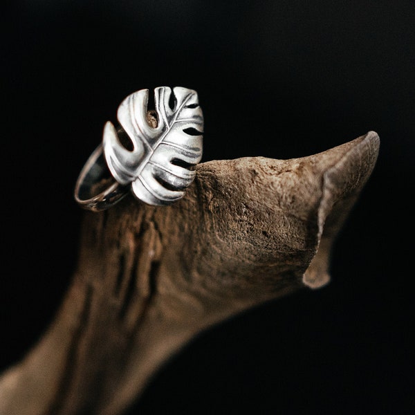 Monstera Leaf sterling silver adjustable Ring. Palm ring. Tropical plant ring. US 7 adjustable ( 17,5mm diameter, adjustable )