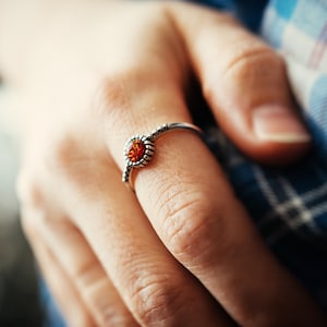 Justerbar ring i baltisk bärnsten i sterlingsilver – Handgjorda smycken i vintagestil