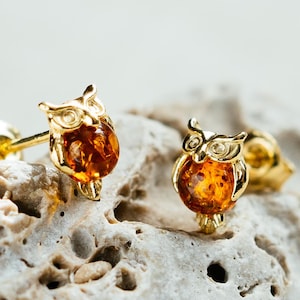 Cute Owl Earrings – Small Baltic Amber Stud Earrings – Gold Owl Jewelry Gift