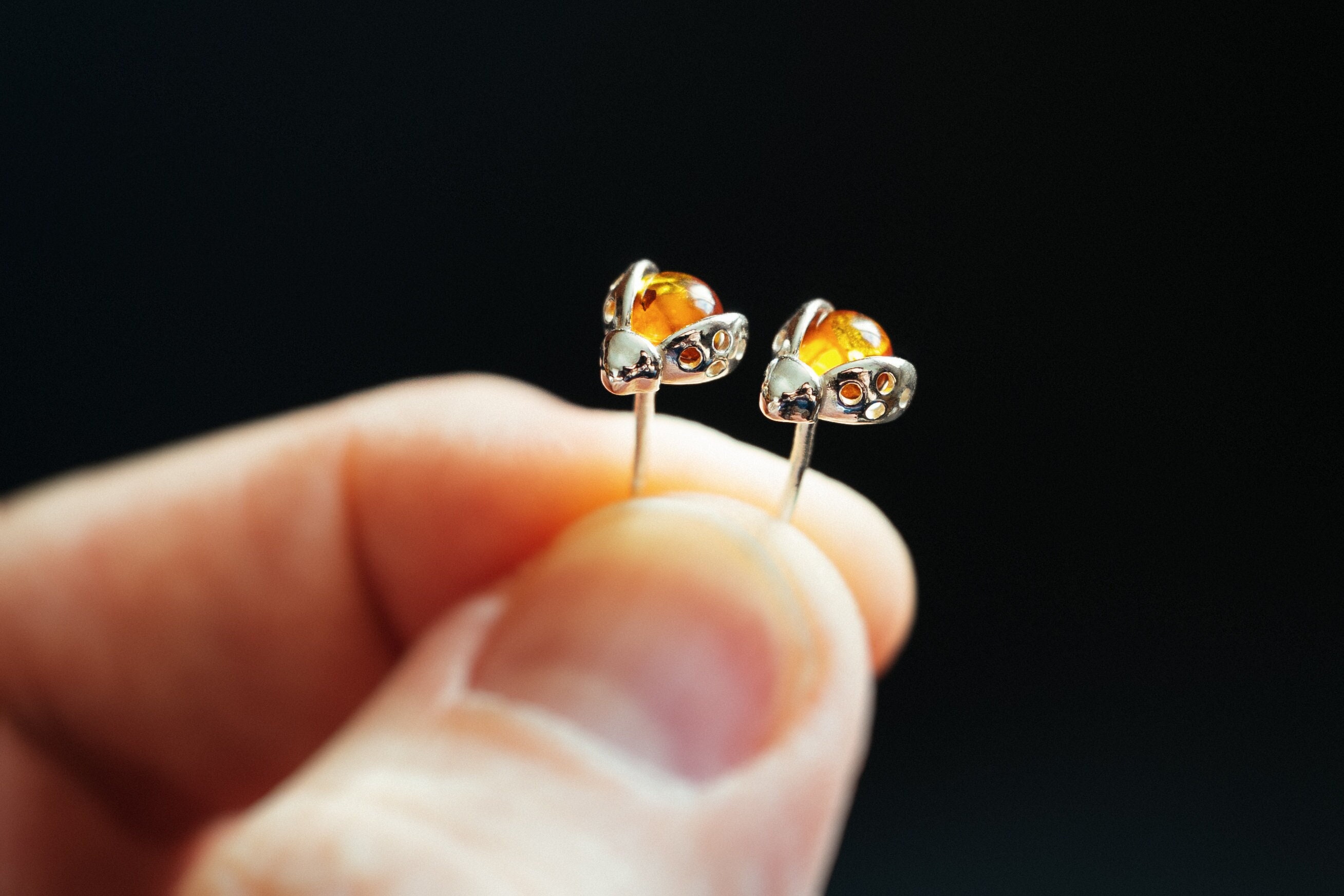 Oorbellen LIEVEHEERSBEESTJE - Natuurlijk Baltisch AMBER - Sterlingzilver - Lieveheersbeestje zomerstekers - Bug Lovers amber Jewellery - 925 zilver en natuurlijke amber