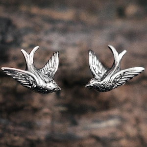 Oorknopjes zwaluw – sterlingzilveren vogeloorbellen – minimalistische natuursieraden – kleine mus-oorbellen – handgemaakt cadeau voor haar